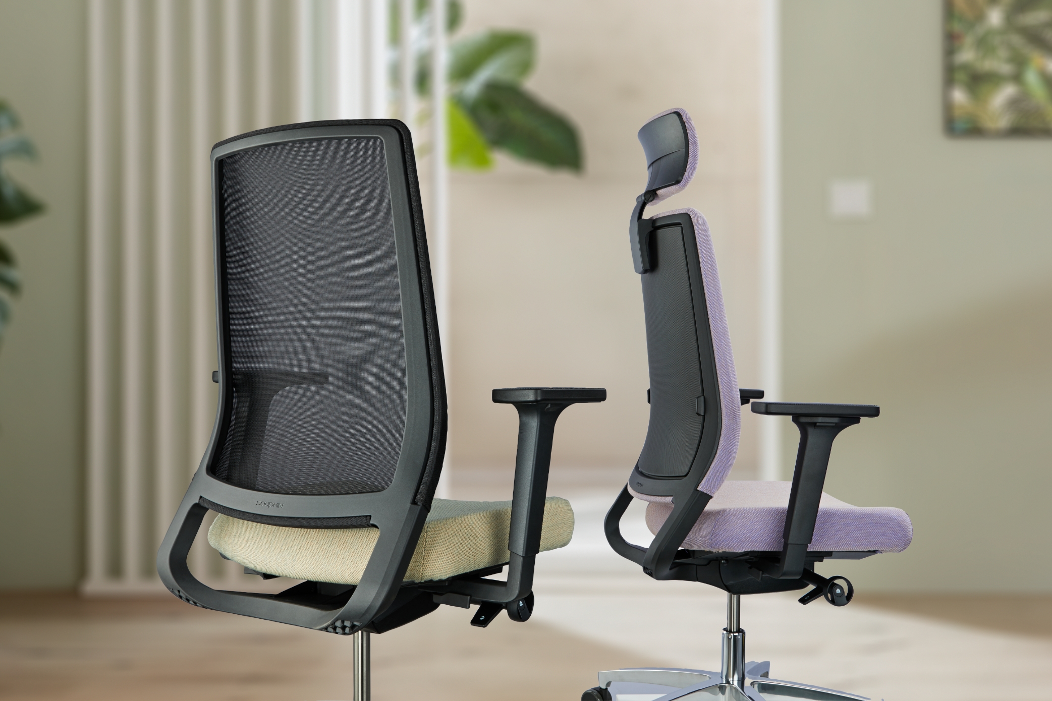 Deux chaises de bureau ergonomiques Dauphin Sequel, vues de dos. L'une a une assise beige et l'autre une assise et un appui-tête violets.